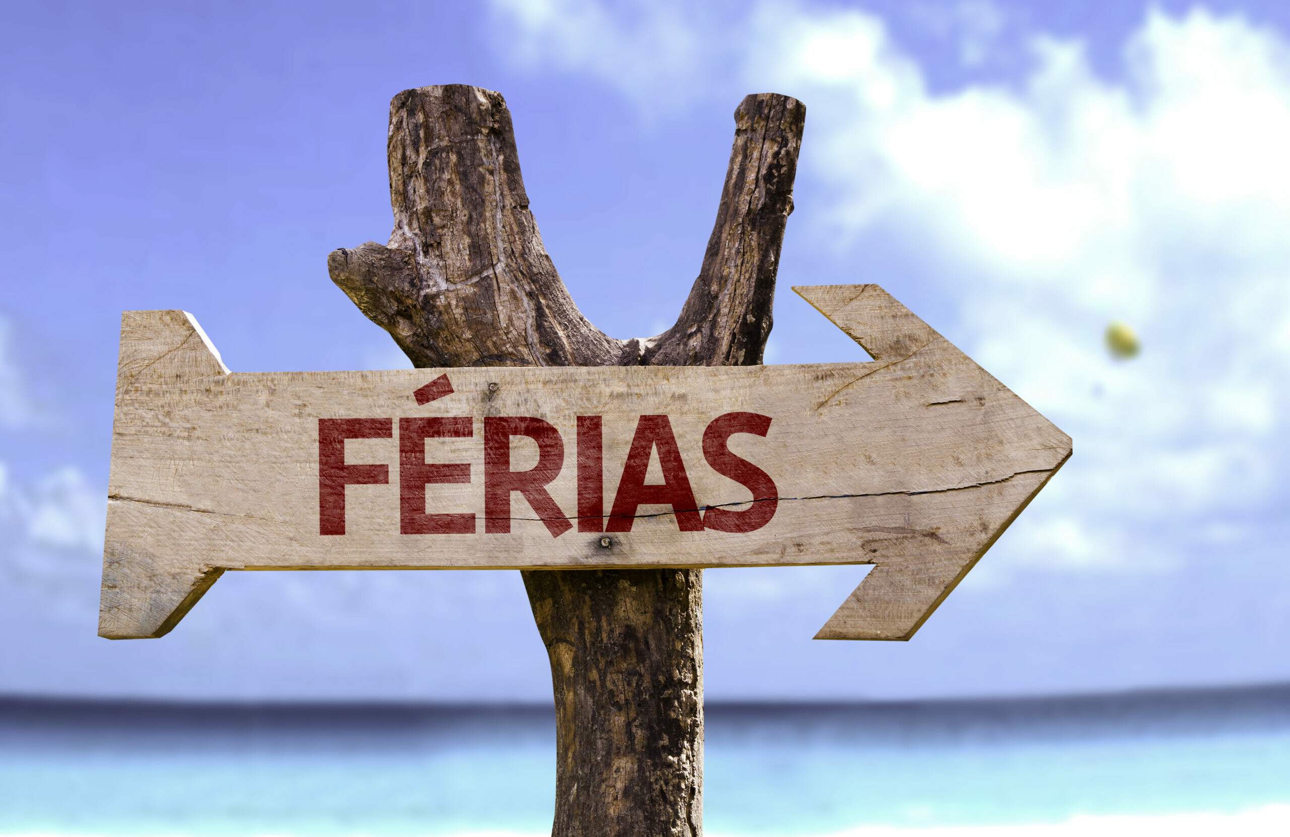 "ferias" (in Portuguese Holiday) Wooden Sign On A Beautiful Da - Desuo Contabilidade